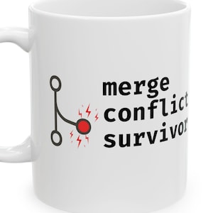 Peut inclure: Mug en céramique blanche avec une anse noire. Le mug présente les mots "merge conflict survivor" en texte noir, ainsi qu'un graphique d'un symbole de fusion et d'un éclair rouge.