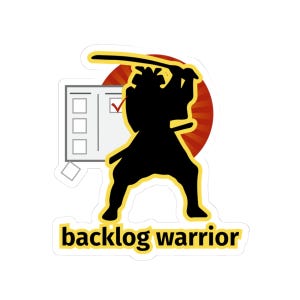 Może przedstawiać: Naklejka z czarną sylwetką samuraja z mieczem, na tle listy kontrolnej i czerwonego słońca. Napis "backlog warrior" jest w kolorze żółtym. Projekt do zarządzania projektami.