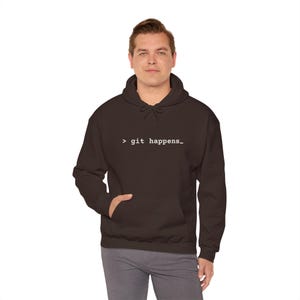 git passiert Versionierung | Programmierer Entwickler Humor | lustiges Programmier Shirt | Codierung Innenwitz | Unisex Heavy Blend Kapuzenpullover Dark Chocolate