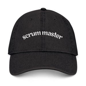 Puede incluir: Gorra de béisbol negra con la inscripción "scrum master" bordada en blanco en la parte delantera. La gorra tiene una visera curva y un cierre de correa ajustable en la parte trasera. Fabricada en tejido resistente.