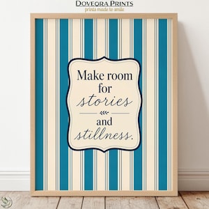 Wandbild „Platz für Geschichten und Stille“, Digitaldruck, Wandbild mit Zitat für gemütliche Leseecken, Geschenk für Literaturliebhaber – S01-601
