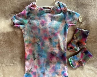 Mono de 6 a 9 meses con calcetines a juego