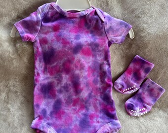 Conjunto, body y calcetines teñidos para bebé, 6-9 meses