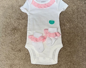 Mono decorado de 3 a 6 meses con calcetines a juego / Conjunto de bebé