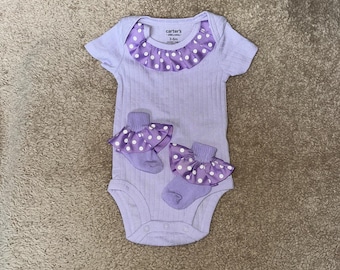 Mono decorado de 3 a 6 meses con calcetines a juego / Conjunto de bebé