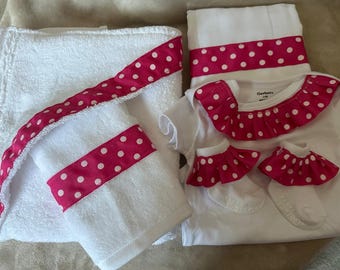 Paquete de toalla con capucha, paño para eructar y mono