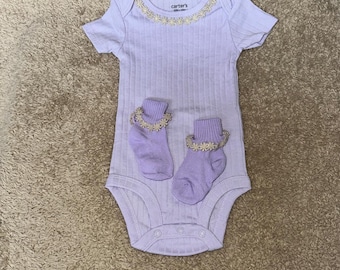 Mono de 6 a 9 meses con calcetines a juego