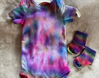 Conjunto, body y calcetines teñidos para bebé, 6-9 meses