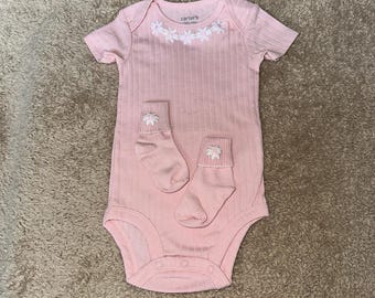 Mono de 6 a 9 meses con calcetines a juego