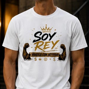 Soy Rey Hustle Con Actitud Tee | King Crown, Arm Muscles, Spanish Phrase