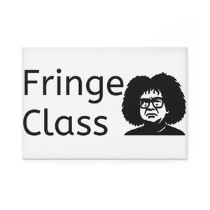 Könnte beinhalten: Ein weißer rechteckiger Button mit dem schwarzen Schriftzug "Fringe Class", begleitet von einer Schwarz-Weiß-Illustration einer Person mit Brille und Afro.