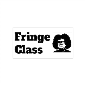 Puede incluir: Una pegatina rectangular con las palabras "Fringe Class" en negrita negra. A la derecha, una ilustración en blanco y negro de una persona con pelo rizado y gafas.