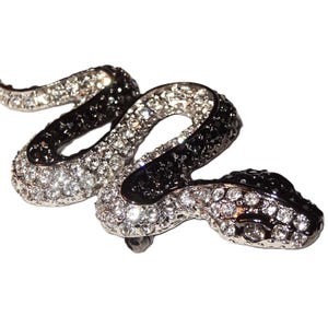Broche serpent noir et blanc signée KJL Kenneth Jay Lane vintage des années 1980