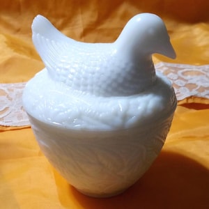 Vintage Avon 1970 Nesting Dove ~ unused fragrance candle in milk white dish image 1