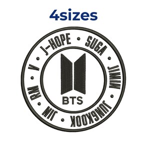 Puede incluir: Un parche bordado circular con fondo blanco y borde negro. El centro muestra el logotipo y el texto BTS en negro. Alrededor del logotipo están los nombres J-Hope, Suga, Jimin, Jungkook, Jin, RM y V. El texto 4sizes aparece arriba.
