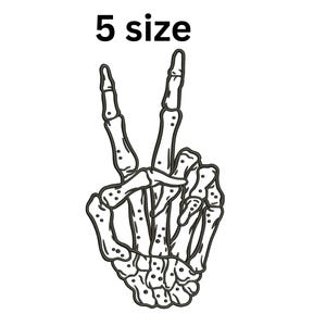 Könnte beinhalten: Schwarz-weiße Illustration einer Skeletthand, die ein Friedenszeichen zeigt. Der Text "5 size" steht über der Hand. Die Hand ist detailliert mit sichtbaren Knochen und Gelenken, vor weißem Hintergrund.