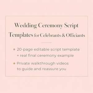 Op de afbeelding: Lichtroze achtergrond met tekst: "Wedding Ceremony Script Templates for Celebrants & Officiants". De tekst wordt gevolgd door opsommingstekens die een bewerkbare scripttemplate van 20 pagina's en privé walkthrough-video's beschrijven.