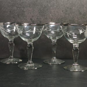 Vintage platinafärgade champagnekupéer med etsade blad, set 4,4 cm