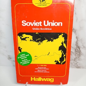 May include: A vintage map of the Soviet Union with a red cover and a yellow map outline. The title "Soviet Union" is prominently displayed, along with the text "Unión Soviética." Additional text includes "Index of places and names" and "Hallwag."