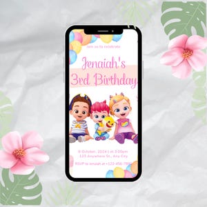 Può includere: Uno smartphone mostra un invito per il terzo compleanno di Jenaiah. L'invito presenta personaggi dei cartoni animati e il testo "Join us to celebrate". I dettagli includono data, ora e informazioni RSVP. Palloncini rosa e gialli decorano la parte superiore e inferiore.