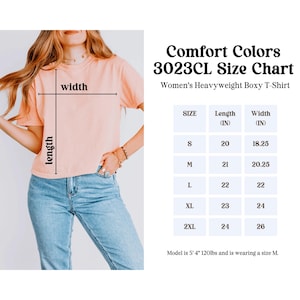 Puede incluir: Una camiseta holgada de color melocot&oacute;n Comfort Colors 3023CL. La imagen incluye una tabla de tallas con medidas en pulgadas para las tallas S, M, L, XL y 2XL. La modelo mide 163 cm y pesa 54 kg, y lleva una talla M.