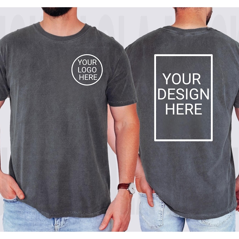 Puede incluir: Camiseta gris carb&oacute;n con cuello redondo. La parte delantera presenta un c&iacute;rculo blanco con el texto "YOUR LOGO HERE". La parte trasera de la camiseta tiene un rect&aacute;ngulo blanco con el texto "YOUR DESIGN HERE".