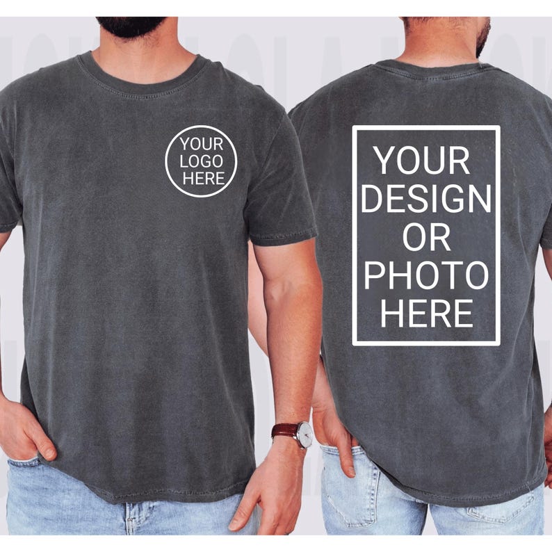 Puede incluir: Camiseta gris oscuro con cuello redondo. La parte delantera de la camiseta tiene un c&iacute;rculo blanco con el texto "YOUR LOGO HERE". La parte trasera tiene un rect&aacute;ngulo blanco con el texto "YOUR DESIGN OR PHOTO HERE".