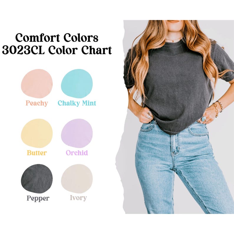 Puede incluir: Carta de colores Comfort Colors 3023CL con seis tonos pastel: Peachy, Chalky Mint, Butter, Orchid, Pepper e Ivory. Una persona lleva una camiseta gris oscuro y vaqueros azules.