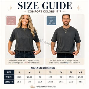 Puede incluir: Una gu&iacute;a de tallas para camisetas Comfort Colors 1717 con dos modelos vistiendo camisetas gris oscuro. La tabla muestra tallas unisex para adultos con medidas de ancho y largo en pulgadas desde la S hasta la 4X, incluyendo datos de modelos.