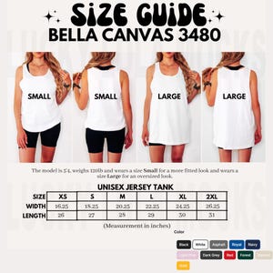 Puede incluir: Una gu&iacute;a de tallas para una camiseta sin mangas unisex Bella Canvas 3480. La imagen muestra a una modelo usando una camiseta sin mangas peque&ntilde;a y grande. La tabla de tallas proporciona medidas en pulgadas para las tallas XS a 2XL. Los colores disponibles son negro, blanco, asfalto, real, azul marino, rosa claro, gris oscuro, rojo, bosque, natural y dorado.
