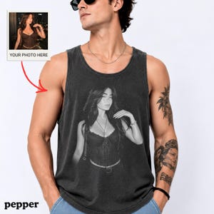 Camiseta sin mangas Comfort Colors® personalizada con tu foto, camiseta con imagen personalizada, sube tu propia imagen, camiseta vintage personalizada con foto, regalos para novios imagen 1