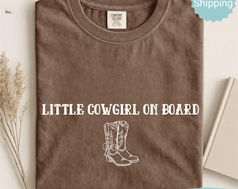 Koszulka Comfort Colors® Little Cowgirl On Board, koszulka Western Baby Reveal, koszulka z informacją o ciąży w stylu kowbojki, prezent dla mamy w ciąży