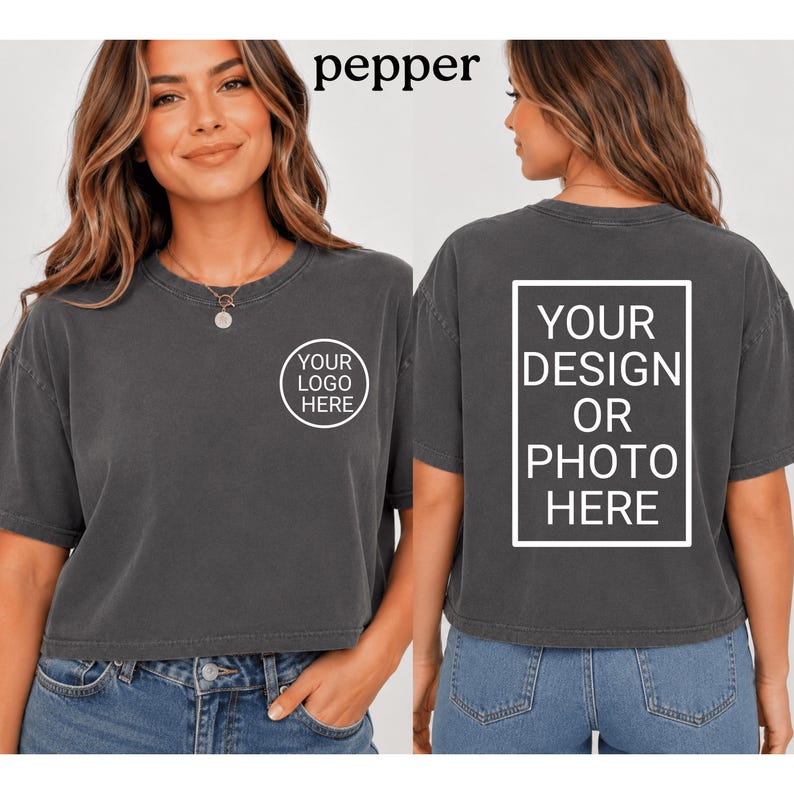 Puede incluir: Una camiseta corta de color pimienta con cuello redondo. La parte delantera presenta un &aacute;rea de logotipo circular que dice "YOUR LOGO HERE". La parte trasera tiene un &aacute;rea de dise&ntilde;o rectangular que dice "YOUR DESIGN OR PHOTO HERE".