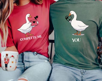 Comfort Colors® Paar Gans Valentinstag Shirt, Sie vervollständigen mich Geschenk, passendes Paar T-Shirt, passendes Paar Geschenk, zum Jubiläumsgeschenk