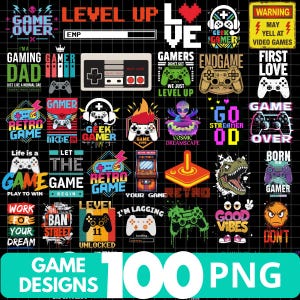 Op de afbeelding: Een verzameling van 100 PNG-game-ontwerpen met verschillende game-gerelateerde graphics en tekst. Ontwerpen omvatten controllers, retro-gamethema's en zinnen als "Level Up" en "Game Over". De ontwerpen zijn in verschillende kleuren.