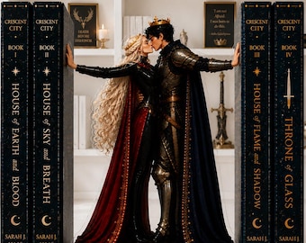 Może przedstawiać: Para figurek postaci fantasy całujących się, umieszczona pomiędzy czterema dużymi grzbietami książek zatytułowanymi Crescent City House of Earth and Blood, House of Sky and Breath, House of Flame and Shadow oraz Throne of Glass autorstwa Sarah J. Maas.