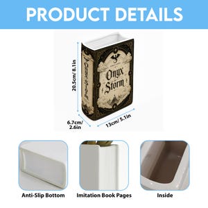Puede incluir: Un florero de cer&aacute;mica con forma de libro que presenta un dise&ntilde;o de portada en negro y dorado titulado Onyx Storm con gr&aacute;ficos de dragones. Mide 20,5 cm de alto, 13 cm de ancho y 6,7 cm de profundidad. Incluye base antideslizante y p&aacute;ginas.