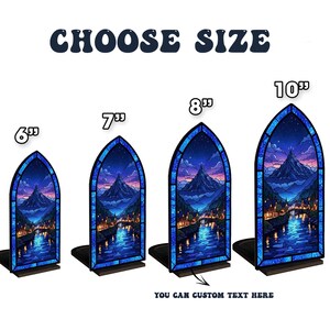 Pu&ograve; includere: Quattro fermalibri in stile vetrata di varie dimensioni: 15 cm, 18 cm, 20 cm e 25 cm. Ognuno presenta un paesaggio montano con un fiume e una citt&agrave; sotto un cielo stellato. Il testo "CHOOSE SIZE" &egrave; in alto e "YOU CAN CUSTOM TEXT HERE" in basso.