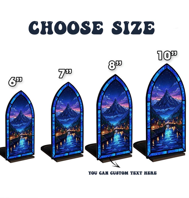 Pu&ograve; includere: Quattro fermalibri in stile vetrata di varie dimensioni: 15 cm, 18 cm, 20 cm e 25 cm. Ognuno presenta un paesaggio montano con un fiume e una citt&agrave; sotto un cielo stellato. Il testo "CHOOSE SIZE" &egrave; in alto e "YOU CAN CUSTOM TEXT HERE" in basso.