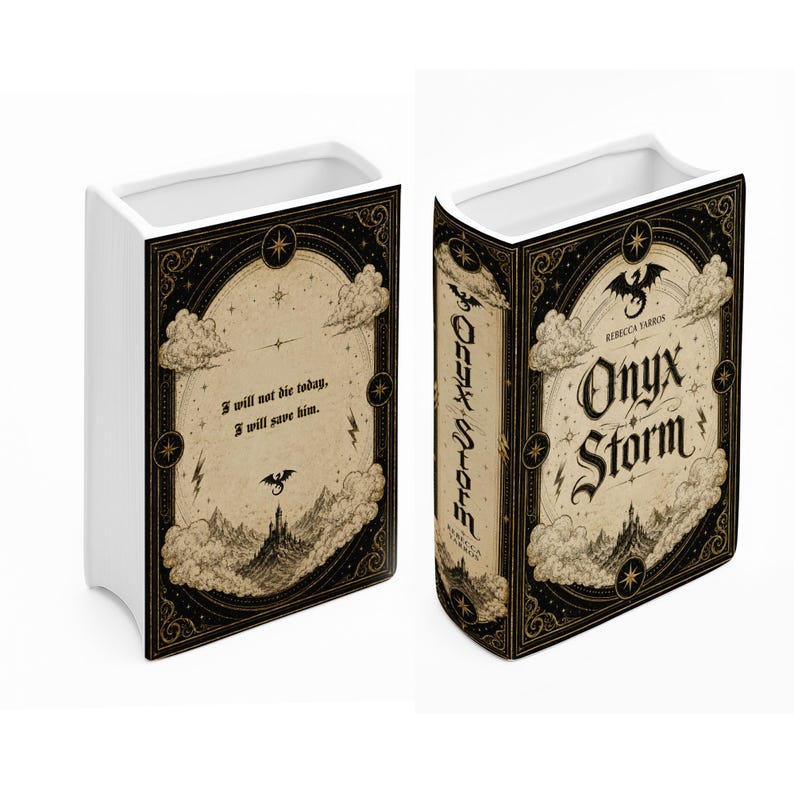 Puede incluir: Un florero de cer&aacute;mica blanco con forma de libro que presenta el dise&ntilde;o de la portada del libro Onyx Storm de Rebecca Yarros. El frente muestra un castillo, nubes y un drag&oacute;n con el texto I will not die today, I will save him. El lomo muestra el t&iacute;tulo Onyx Storm.