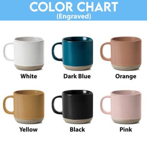 Op de afbeelding: Een kleurenkaart met zes keramische mokken in verschillende kleuren: wit, donkerblauw, oranje, geel, zwart en roze. Elke mok heeft een lichtgekleurde basis en een bijpassend oor. De tekst "COLOR CHART (Engraved)" staat bovenaan.