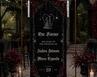 Könnte beinhalten: Ein vertikales schwarzes Hochzeits-Willkommensschild mit weißem gotischem Text, der Our Forever, Welcome to the Wedding of Andrea Johnson & Marco Esposito sowie das Datum Saturday October 28 2026 zeigt, verziert mit einer Skelett-Paar-Illustration.
