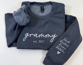 Bluza z kapturem dla babci z imionami wnuków na rękawie, spersonalizowana bluza z nadrukiem babci, odzież Gigi Mimi, bluza z okrągłym dekoltem dla babci, prezent na Dzień Matki