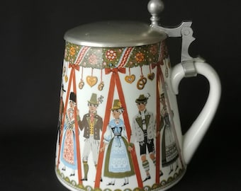 Stary niemiecki kufel do piwa z cynową pokrywką, sztuka ludowa z Oktoberfest, przedmiot kolekcjonerski