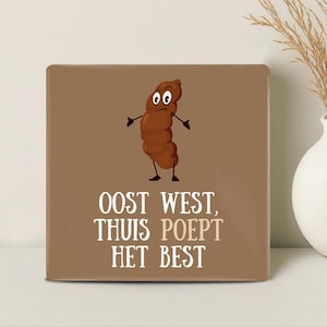 Può includere: Una piastrella quadrata marrone con il testo bianco "OOST WEST, THUIS POEPT HET BEST". Un personaggio dei cartoni animati a forma di cacca con braccia e gambe è centrato sopra il testo. Lo sfondo è marrone pieno.