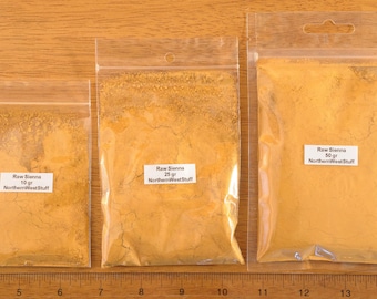 Puede incluir: Tres bolsas de plástico transparente llenas de pigmento Raw Sienna. Cada bolsa tiene una etiqueta blanca con el peso en gramos y el texto "NorthernWestStuff". Las bolsas contienen 10g, 25g y 50g de pigmento.
