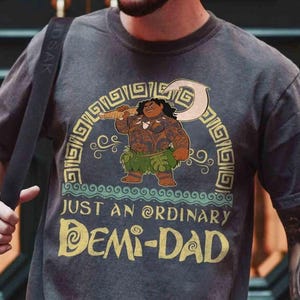 Camiseta retro "Maui Just An Ordinary Demi Dad", ideas de regalo para el Día del Padre de Disneyland Moana, viaje de vacaciones familiares para padre e hijo imagen 1