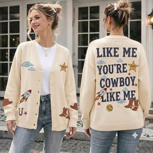 Chaqueta de punto vintage con firmas de Toy Story, suéter retro "Eres vaquero como yo", suéter de vaquera de Toy Story 5, cárdigan western de regalo imagen 1