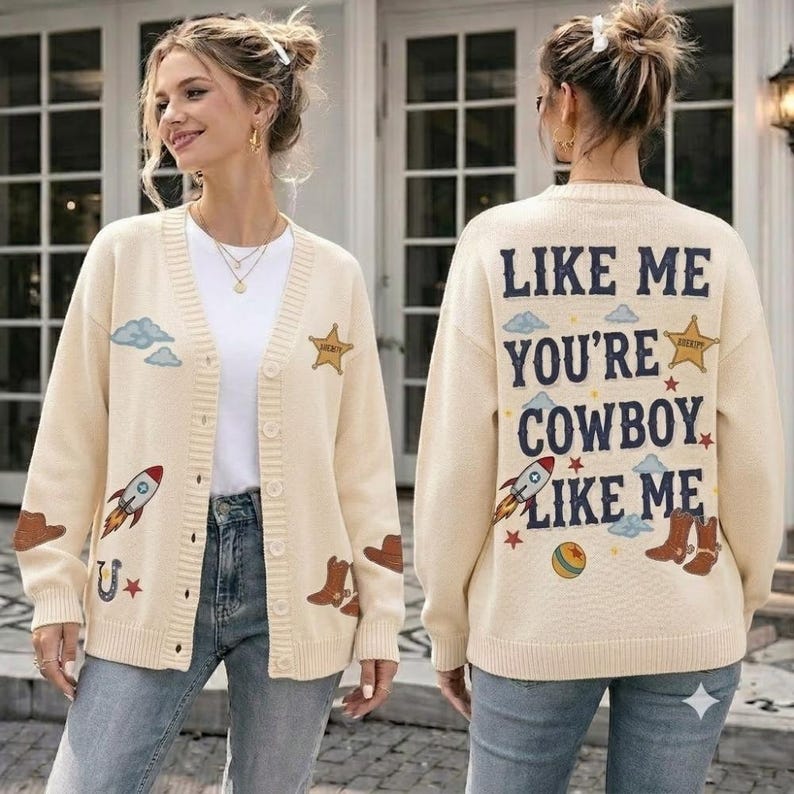 Chaqueta de punto vintage con firmas de Toy Story, suéter retro "Eres vaquero como yo", suéter de vaquera de Toy Story 5, cárdigan western de regalo imagen 1