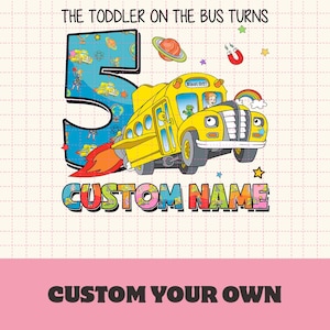 Può includere: Un design grafico colorato con un autobus scolastico giallo, una fiamma di razzo e un grande numero 5. Il testo recita "THE TODDLER ON THE BUS TURNS" e "CUSTOM NAME". Il design include elementi spaziali. Il testo in basso dice "CUSTOM YOUR OWN".